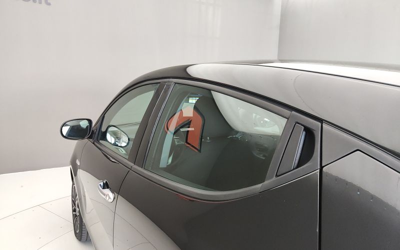 YPSILON 1.0 70CV HYBRID PLATINO 