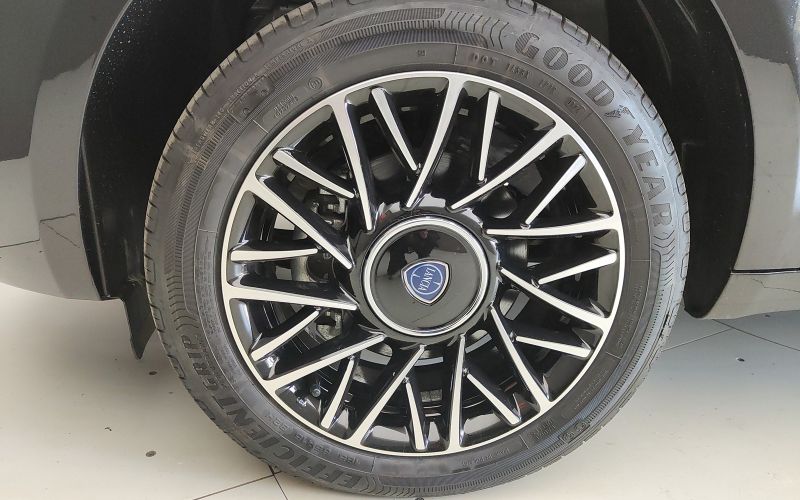 YPSILON 1.0 70CV HYBRID PLATINO 