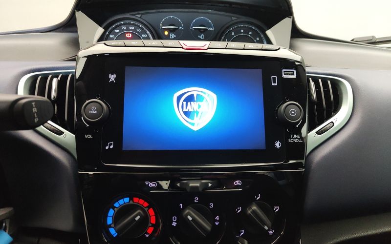 YPSILON 1.0 70CV HYBRID PLATINO 